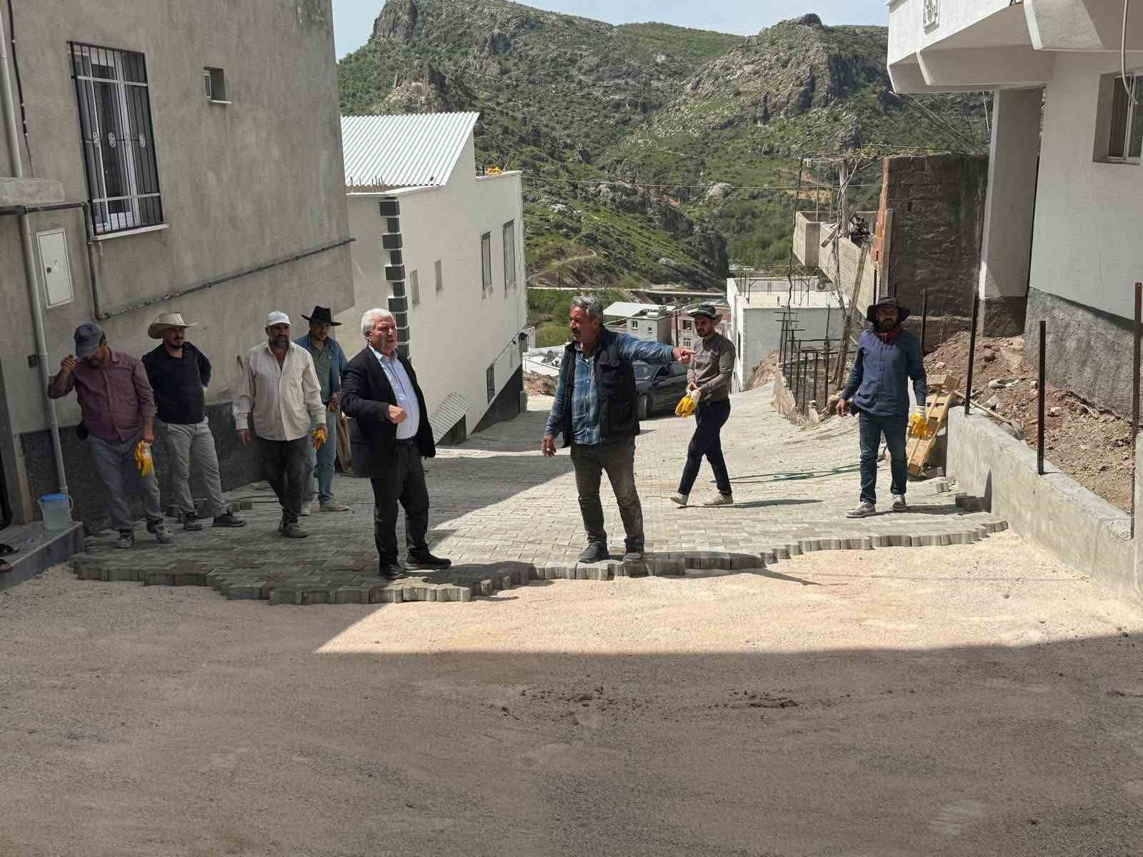 &Ccedil;ermik&rsquo;te bozulan yolların yapımına başlandı
