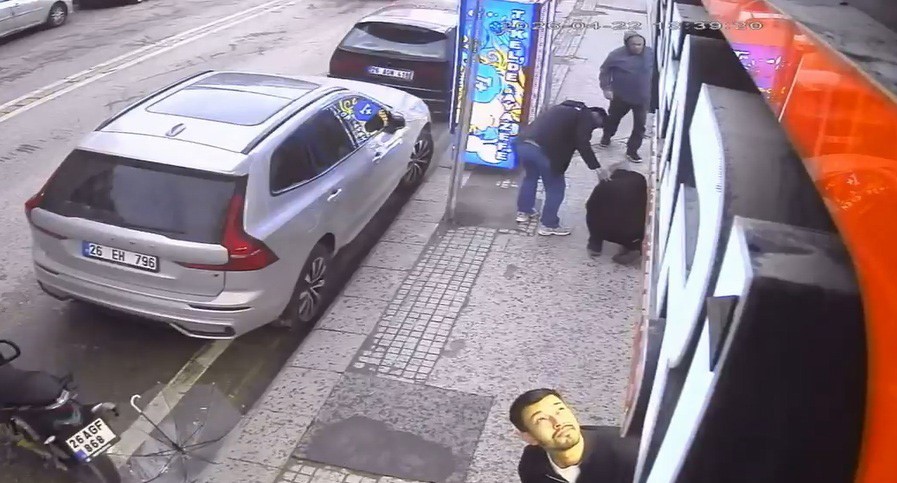 Eskişehir&rsquo;de adamın &uuml;zerine camın d&uuml;şme anına ait g&ouml;r&uuml;nt&uuml;leri ortaya &ccedil;ıktı
