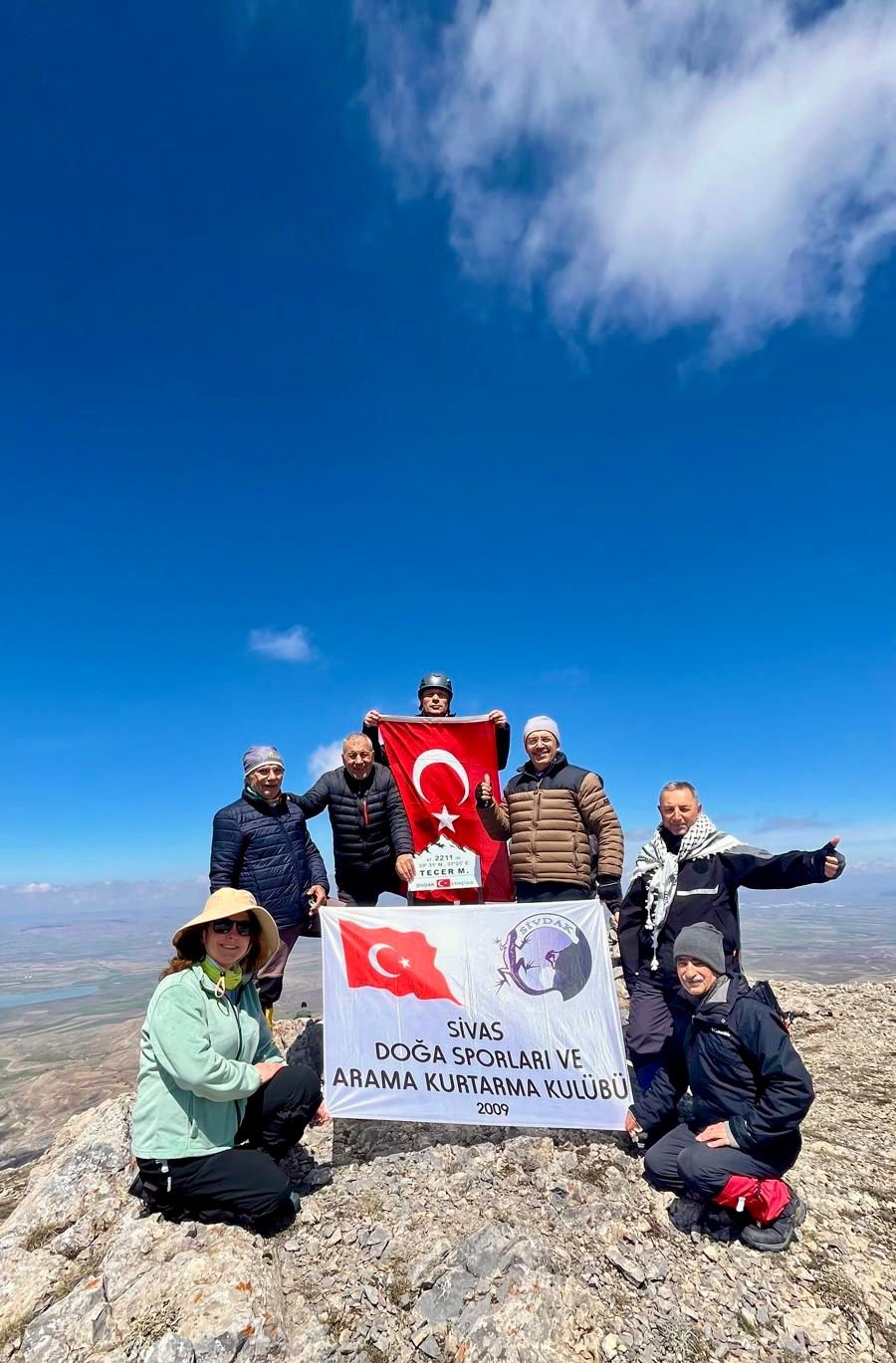 Sivaslı dağcılar 2 bin 211 metrede T&uuml;rk bayrağı a&ccedil;tı
