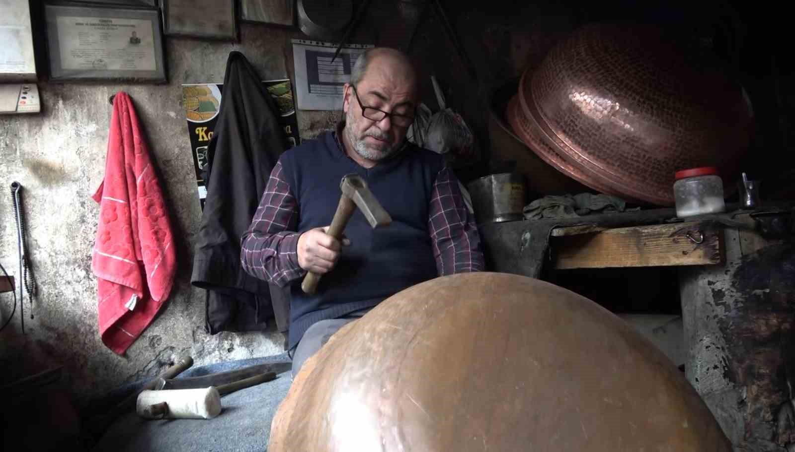 D&ouml;vme bakır kazanlar geleneksel y&ouml;ntemlerle hazırlanıyor
