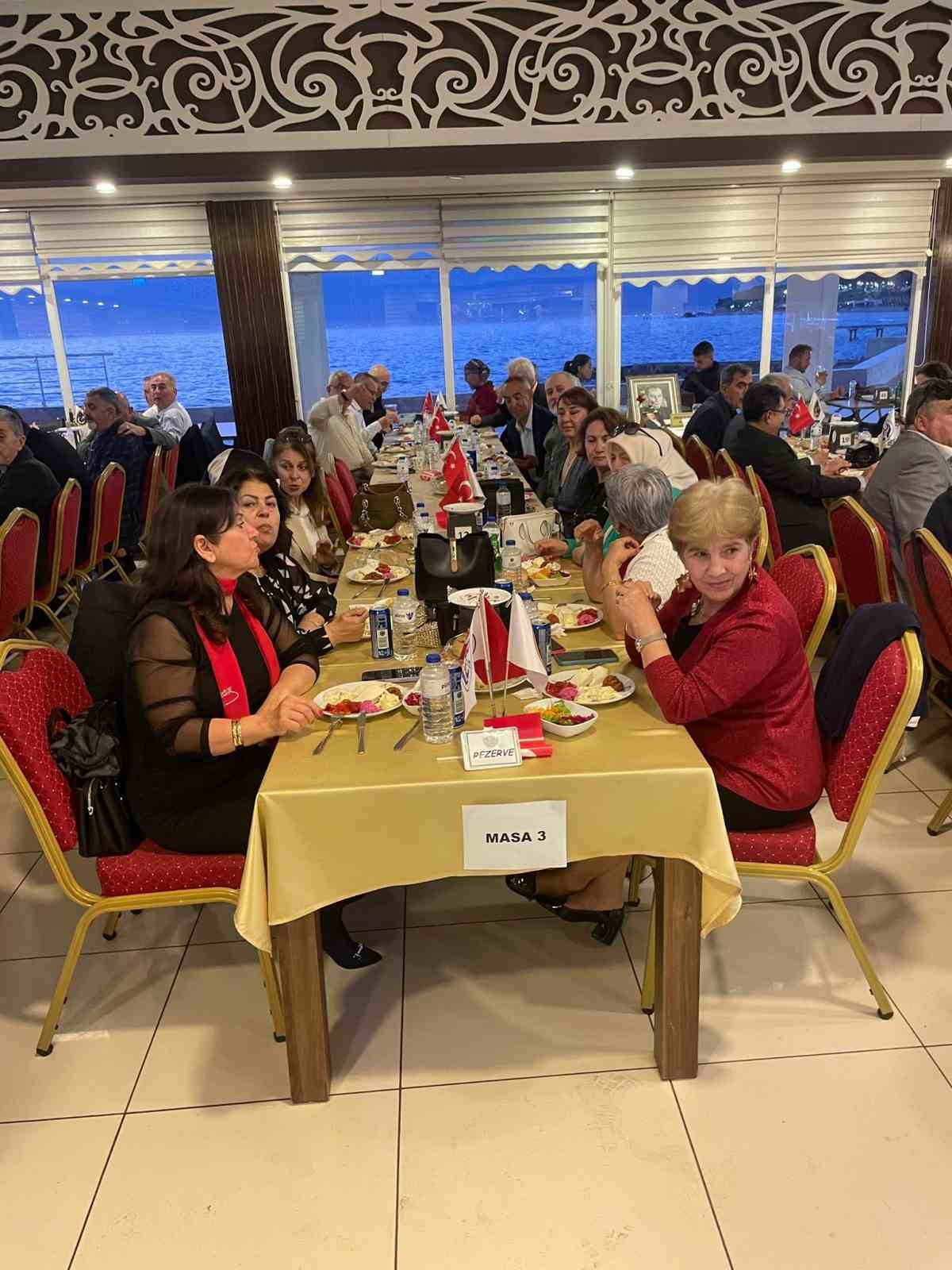 &Ccedil;ankırı mezunları Edremit&rsquo;te hasret giderdi
