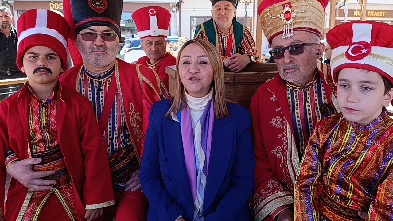 AK Parti&rsquo;li belediyeden CHP&rsquo;li vekillere mehterli g&ouml;nderme
