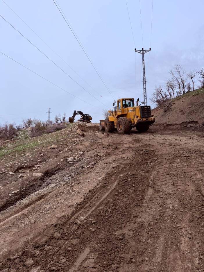 Şırnak&rsquo;ta 18 k&ouml;y yolunda &ccedil;alışmalar s&uuml;r&uuml;yor
