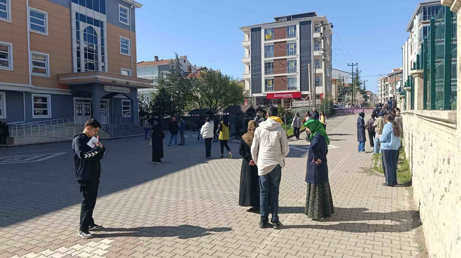 Kırşehir&rsquo;de bursluluk sınavına 3 bin 423 &ouml;ğrenci katıldı
