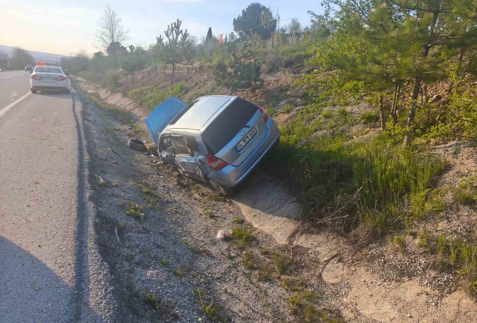 S&uuml;r&uuml;c&uuml; karşı şeritten gelen otomobile &ccedil;arptı: 1 yaralı
