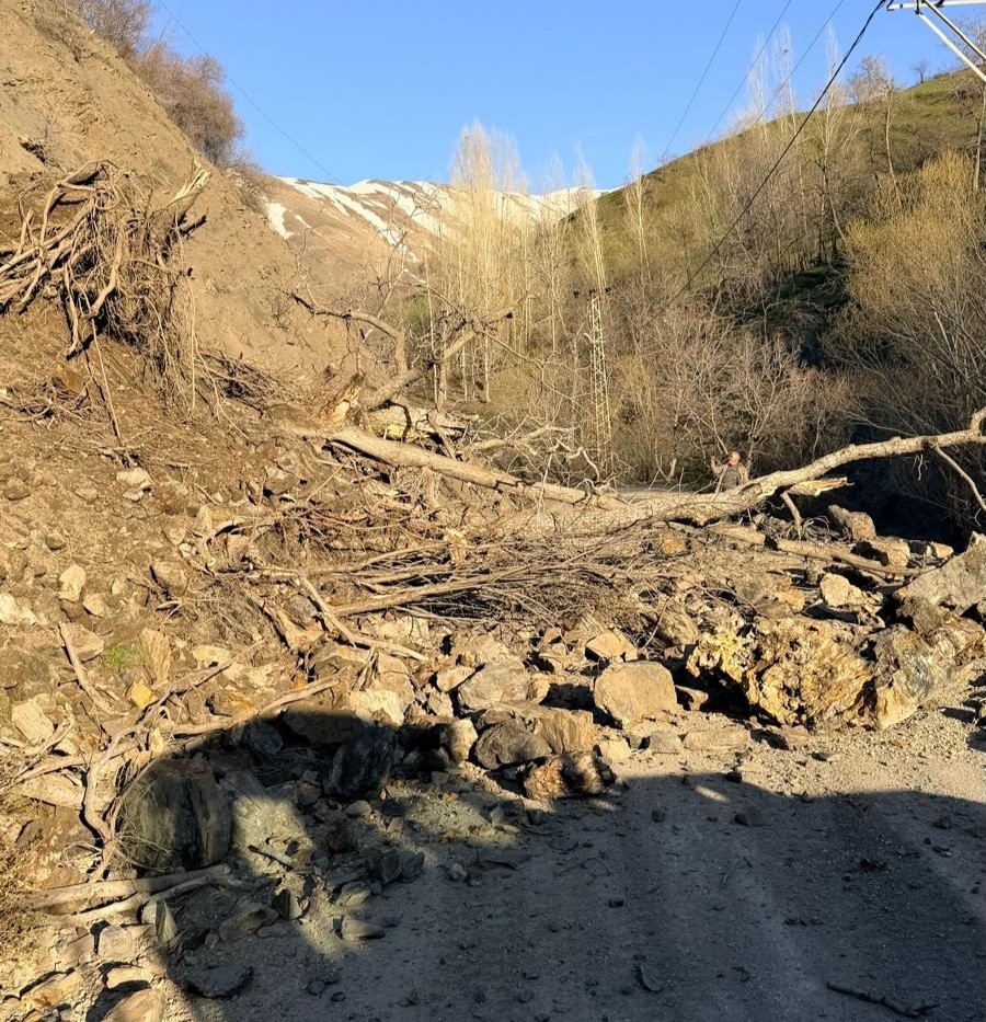 Bah&ccedil;esaray&rsquo;da mahalle yolunda heyelan
