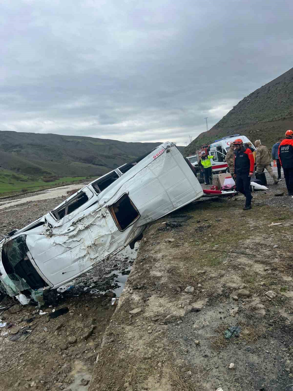 Yolcu minib&uuml;s&uuml; dere yatağına yuvarlandı: 16 yaralı
