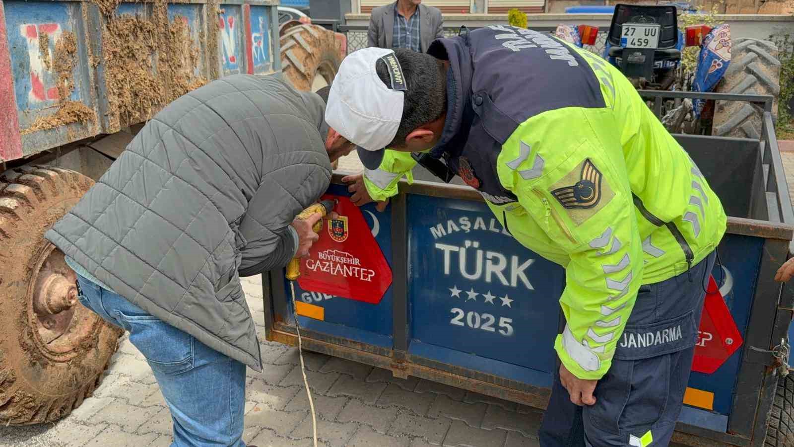 Jandarma 300 trakt&ouml;r s&uuml;r&uuml;c&uuml;s&uuml;ne eğitim vererek 600 reflekt&ouml;r dağıttı
