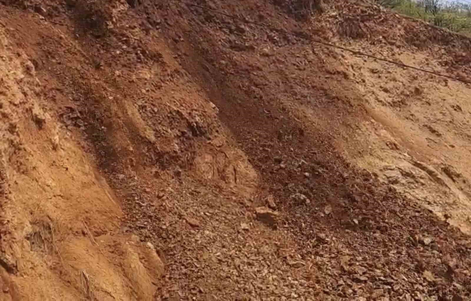 Tunceli&rsquo;de yama&ccedil;tan kopan taş ve toprak k&uuml;tlesi yola d&uuml;şt&uuml;
