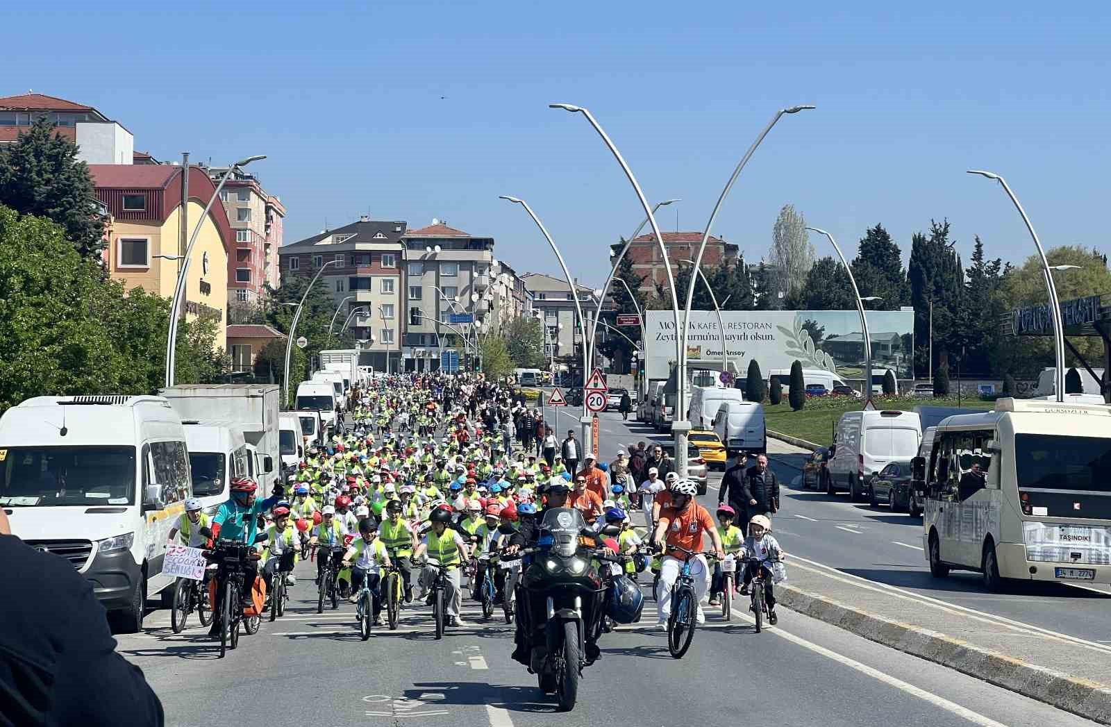 Zeytinburnu&rsquo;nda "Mektepten Meclise Pedal" bisiklet turu renkli g&ouml;r&uuml;nt&uuml;lere sahne oldu
