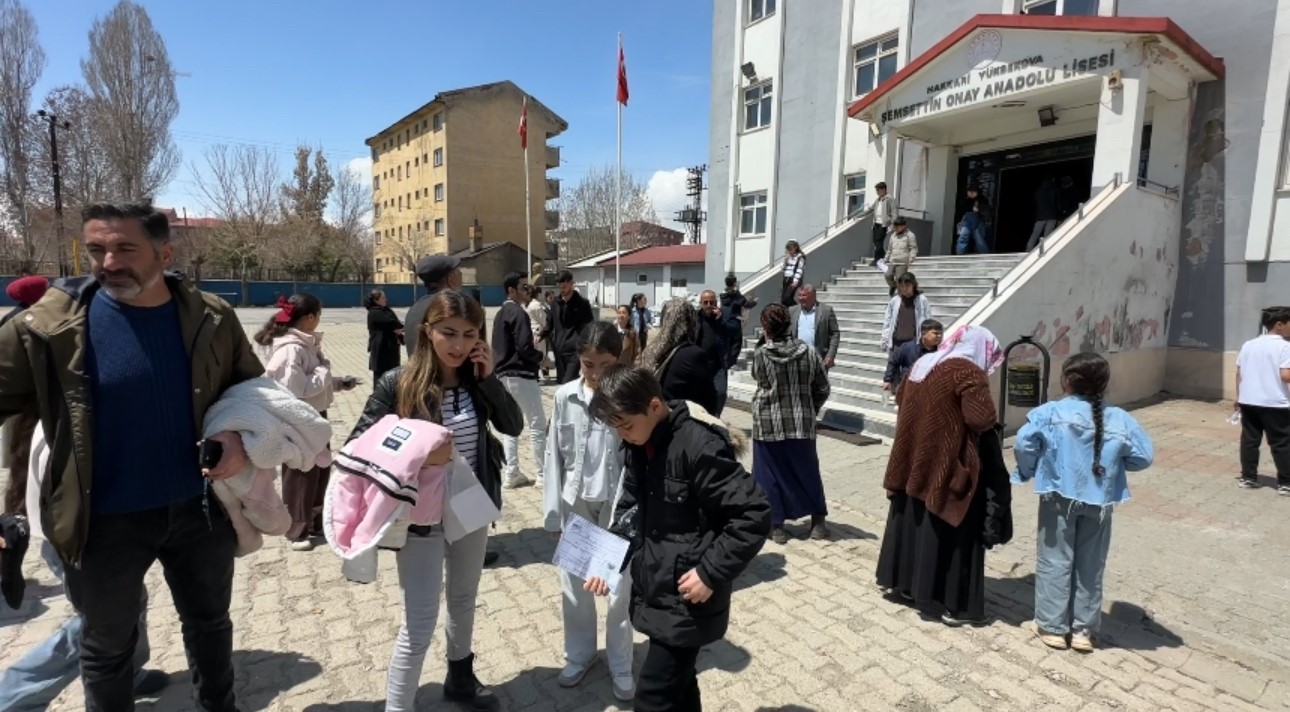 Y&uuml;ksekova&rsquo;da 4 bin 69 &ouml;ğrenci bursluluk sınavında ter d&ouml;kt&uuml;
