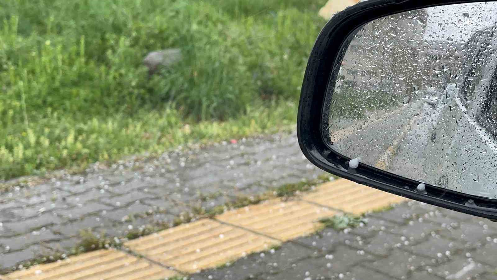 Tunceli&rsquo;de g&ouml;k g&uuml;r&uuml;lt&uuml;l&uuml; sağanak ve dolu yağışı etkili oldu
