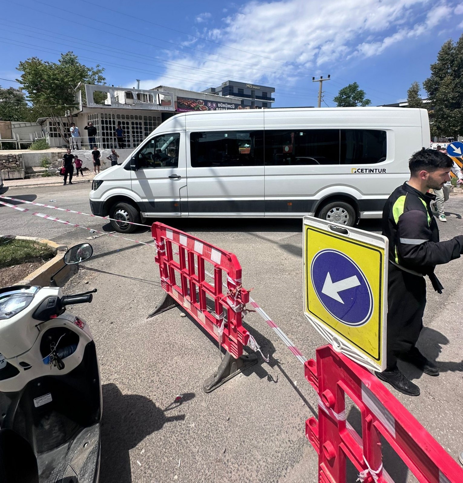 Kaza yapan motosikletli karşı y&ouml;nden gelen minib&uuml;s&uuml;n altında kaldı
