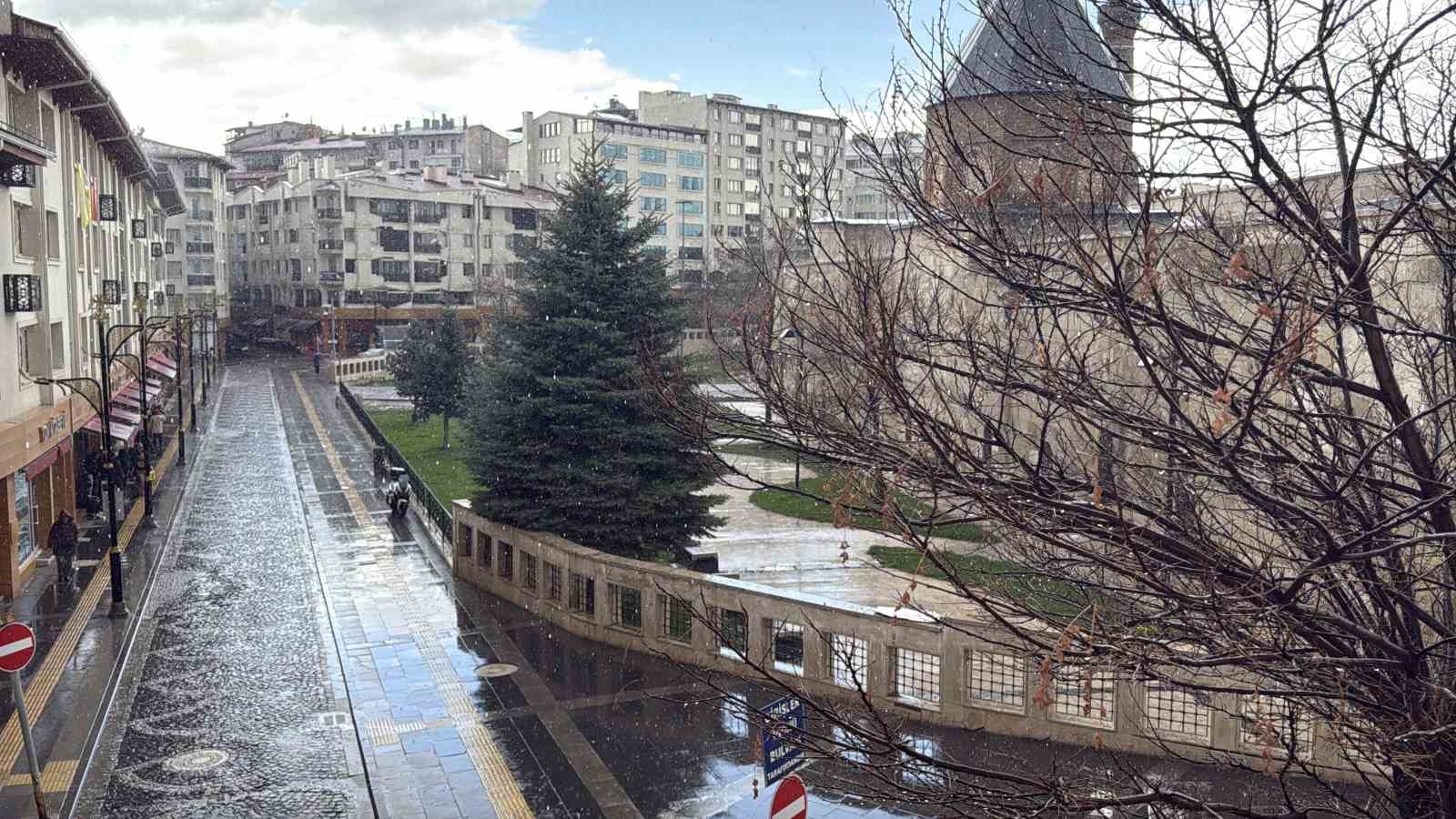 Sivas&rsquo;ta kuvvetli yağmur etkili oldu, hazırlıksız yakalananlar sığınacak yer aradı
