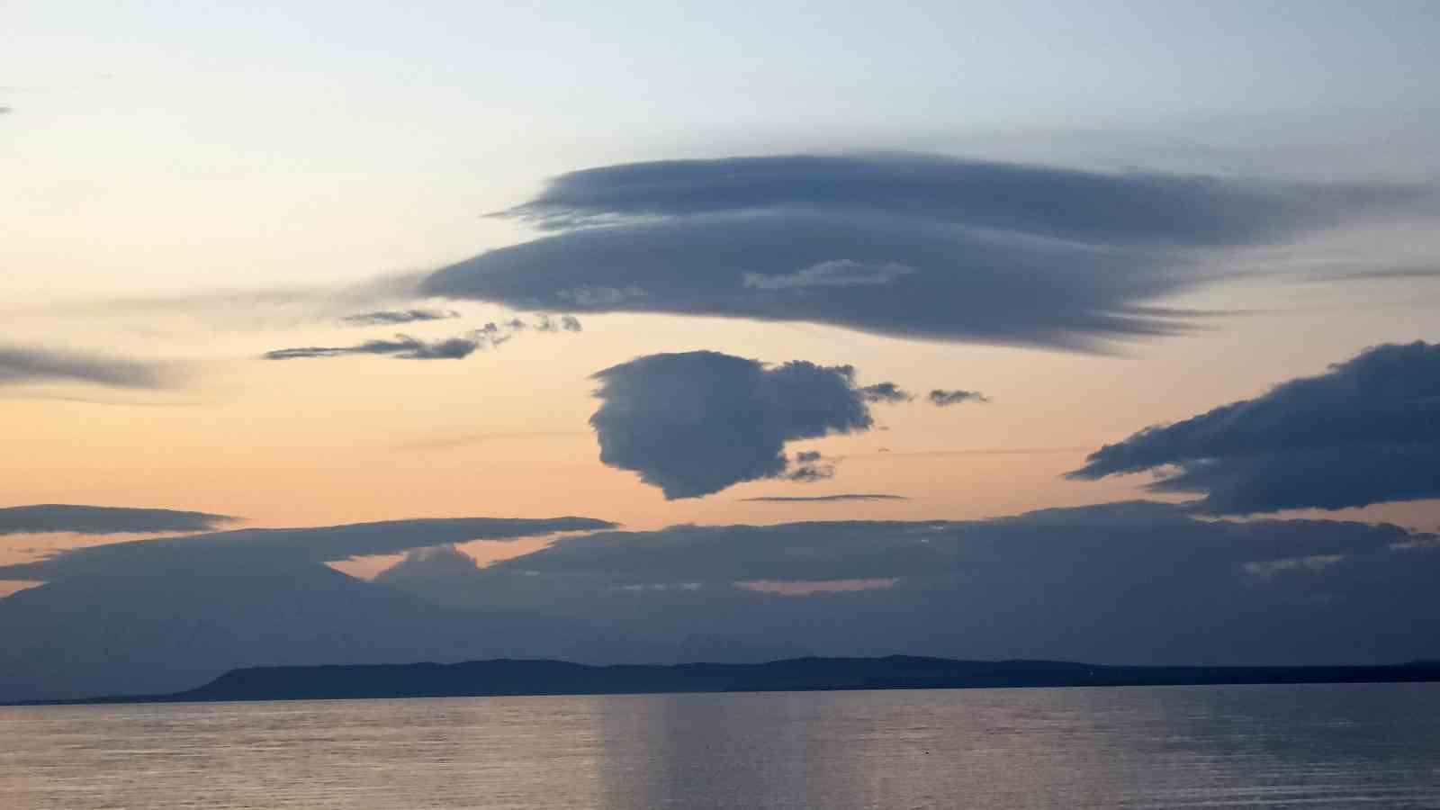 Van&rsquo;da eşsiz manzara: G&ouml;ky&uuml;z&uuml;ndeki insan sil&uuml;eti g&ouml;lle b&uuml;t&uuml;nleşti
