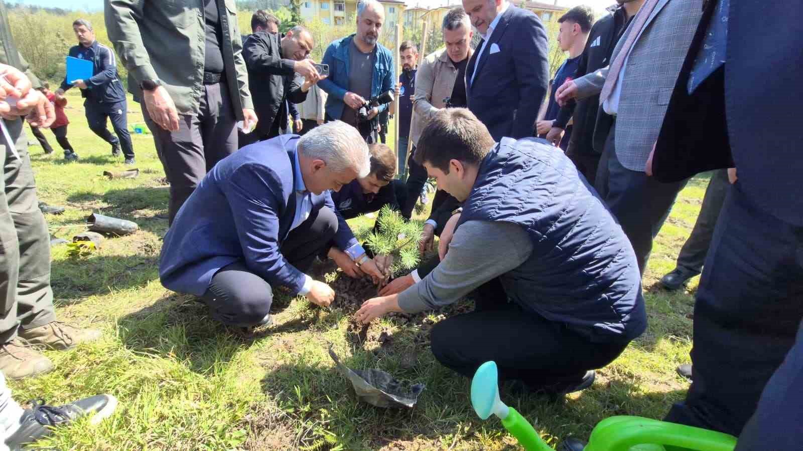 D&uuml;zce&rsquo;de Devlet Bah&ccedil;eli Hatıra Ormanı&rsquo;na fidan dikildi
