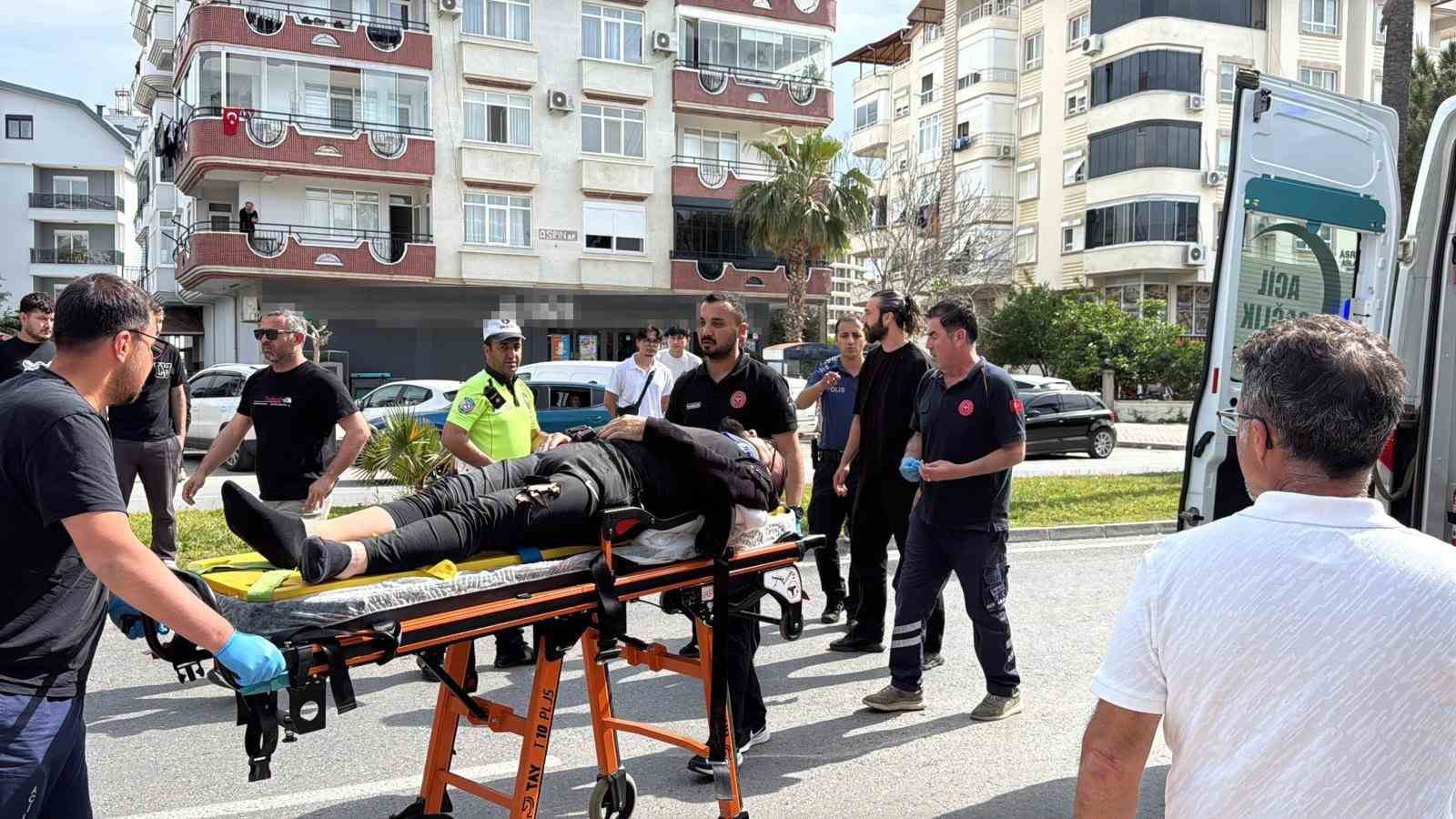 Antalya&rsquo;da motosikletler &ccedil;arpıştı: 3 yaralı
