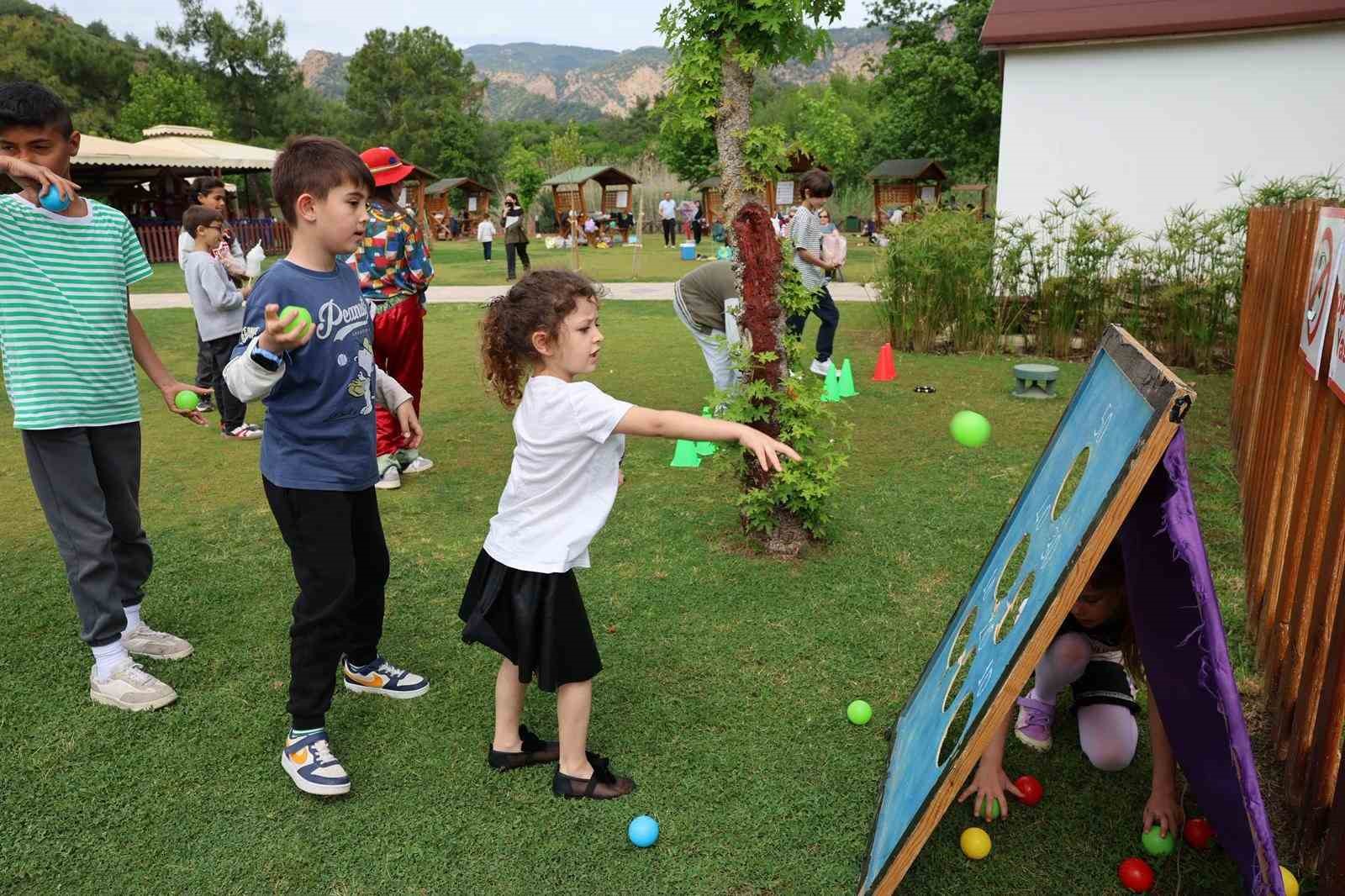 U&ccedil;urtmalar g&ouml;ky&uuml;z&uuml;n&uuml;, &ccedil;ocuklar da Burunucu&rsquo;nu renklendirdi

