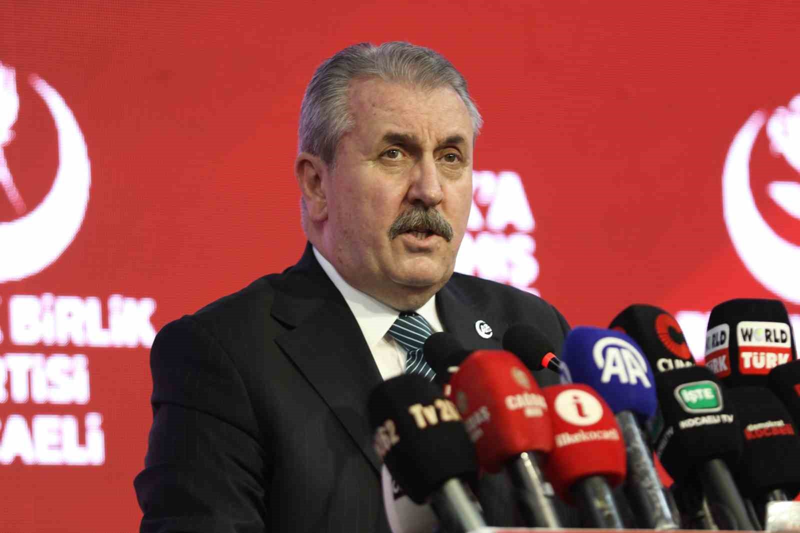 BBP Genel Başkanı Destici, Kocaeli&rsquo;deki kongrede İsmail T&uuml;r&uuml;t ile sahneye &ccedil;ıkıp t&uuml;rk&uuml; s&ouml;yledi
