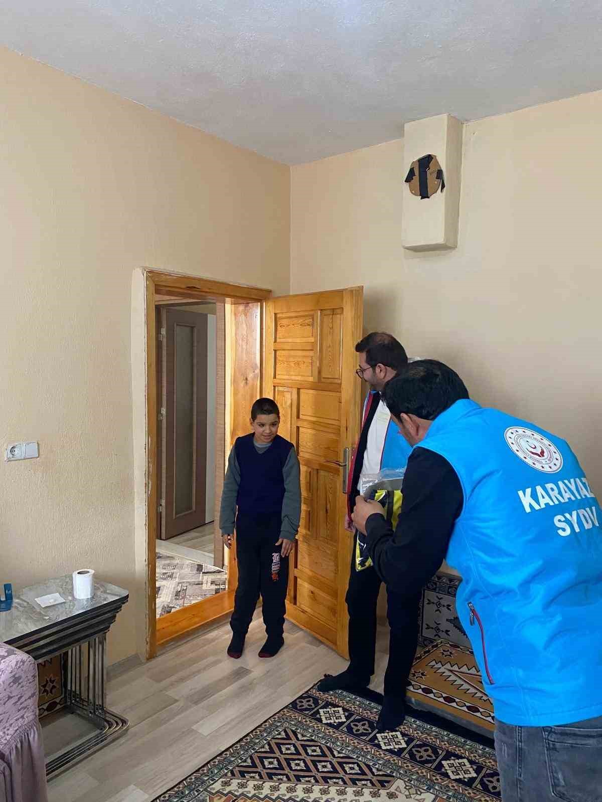 Karayazı Kaymakamı Titiz&rsquo;den &ccedil;ocuklara anlamlı s&uuml;rpriz
