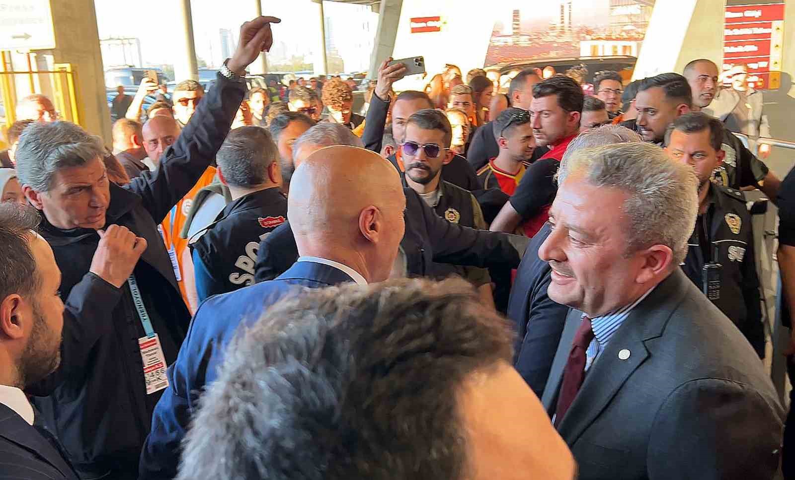 Galatasaraylı y&ouml;neticiler, Fenerbah&ccedil;eli y&ouml;neticileri karşıladı
