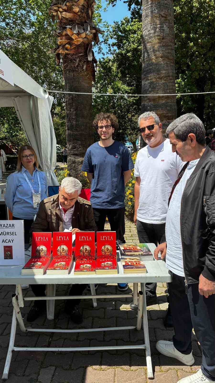 Gazeteci M&uuml;rsel Acay İzmir Kitap Fuarında okurlarıyla buluştu
