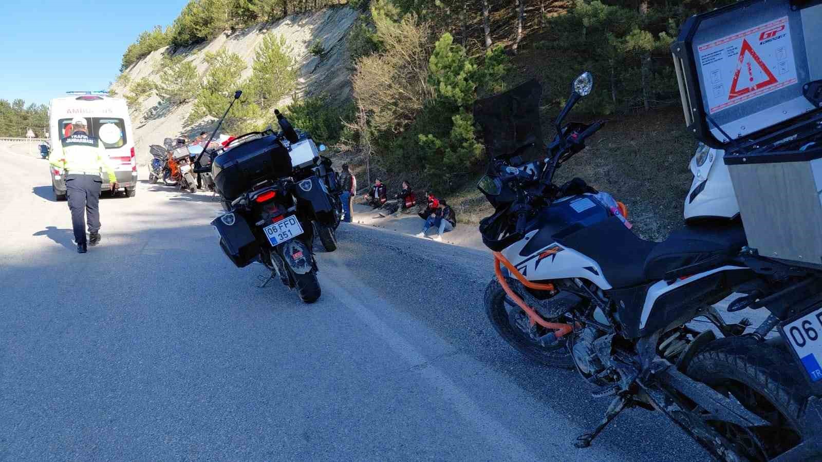Bolu’da motosikletler peş peşe kaza yaptı: 2 yaralı
