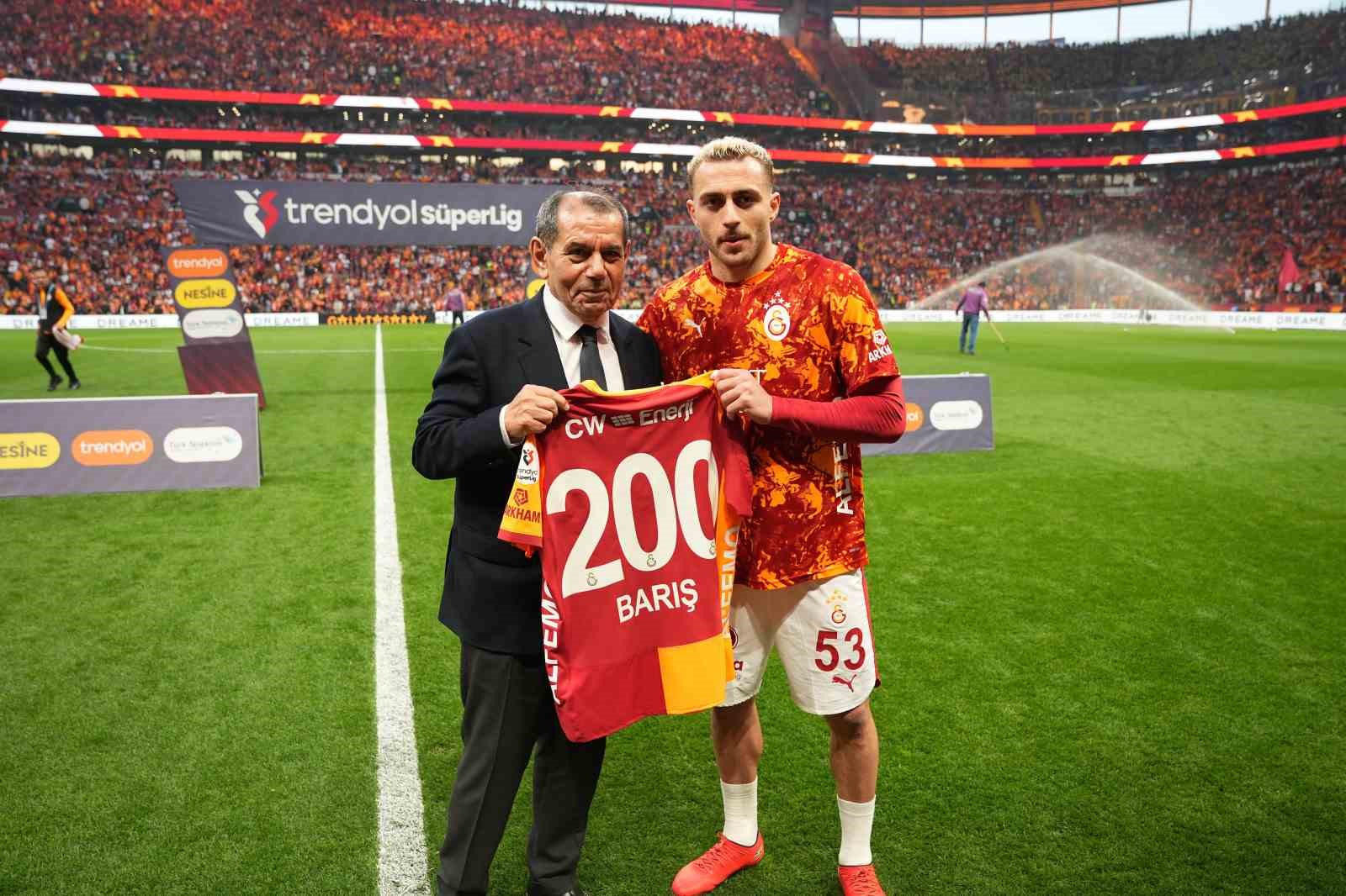 Galatasaray&rsquo;da 200. ma&ccedil;ına &ccedil;ıkan Barış Alper Yılmaz&rsquo;a plaket
