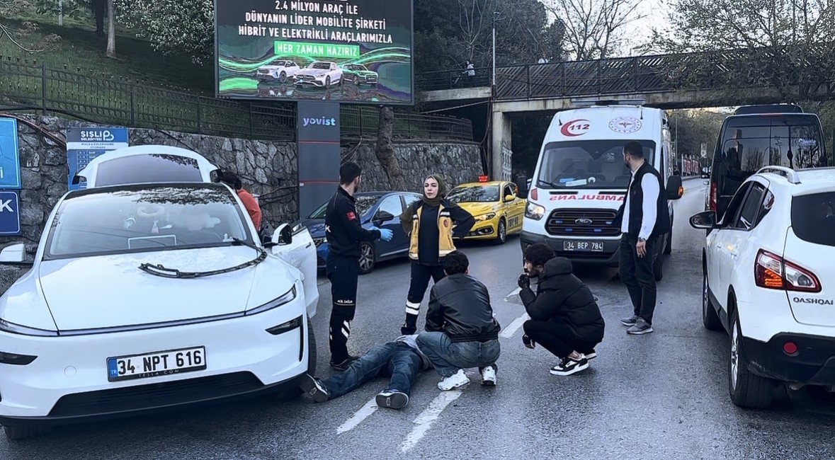 Şişli&rsquo;de Tesla marka otomobil ile motosiklet &ccedil;arpıştı: 1 yaralı
