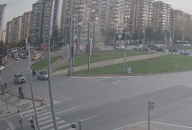 Alev alan elektrikli otomobil yangın battaniyesiyle s&ouml;nd&uuml;r&uuml;ld&uuml;
