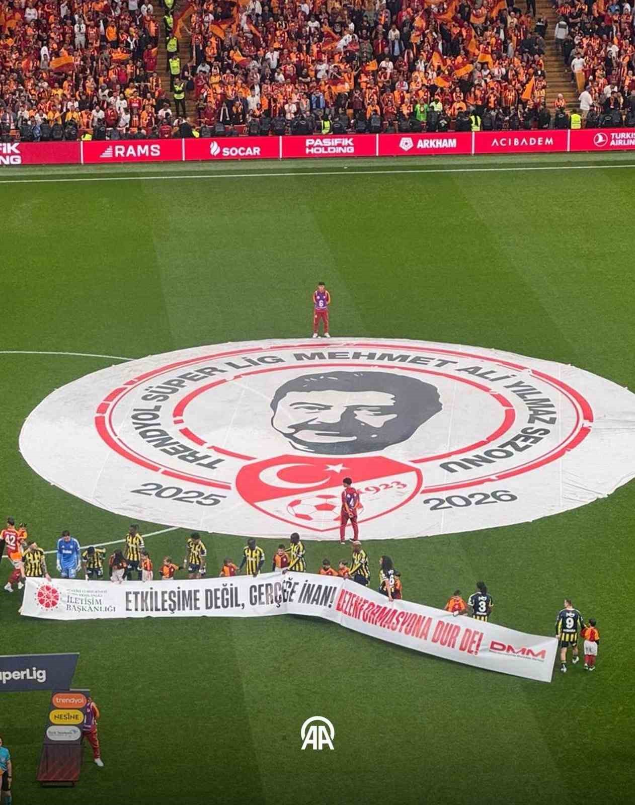 Burhanettin Duran: "Yeşil sahada a&ccedil;ılan bu pankartlar, sadece slogan değil; dijital d&uuml;nyadaki g&uuml;venliğimiz i&ccedil;in birer mesaj"
