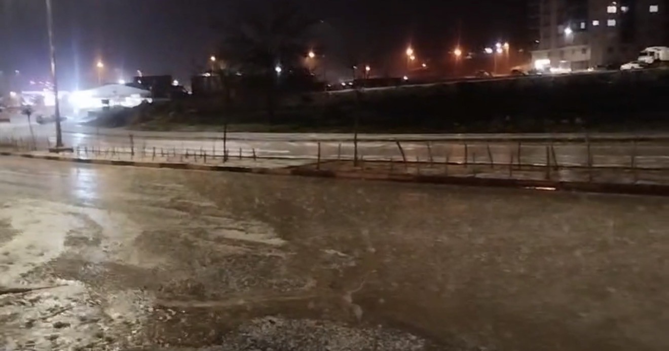 Adıyaman&rsquo;a fındık b&uuml;y&uuml;kl&uuml;ğ&uuml;nde dolu yağdı
