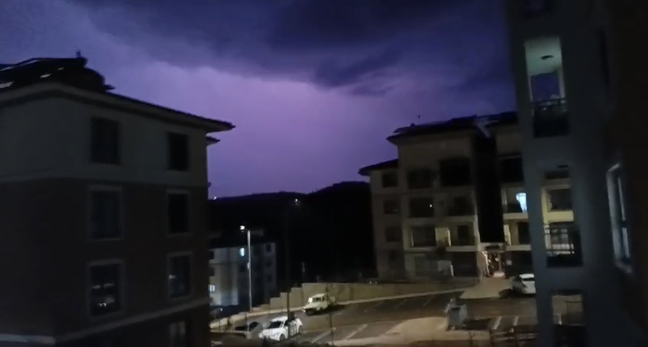 Adıyaman&rsquo;da şimşekler geceyi aydınlattı
