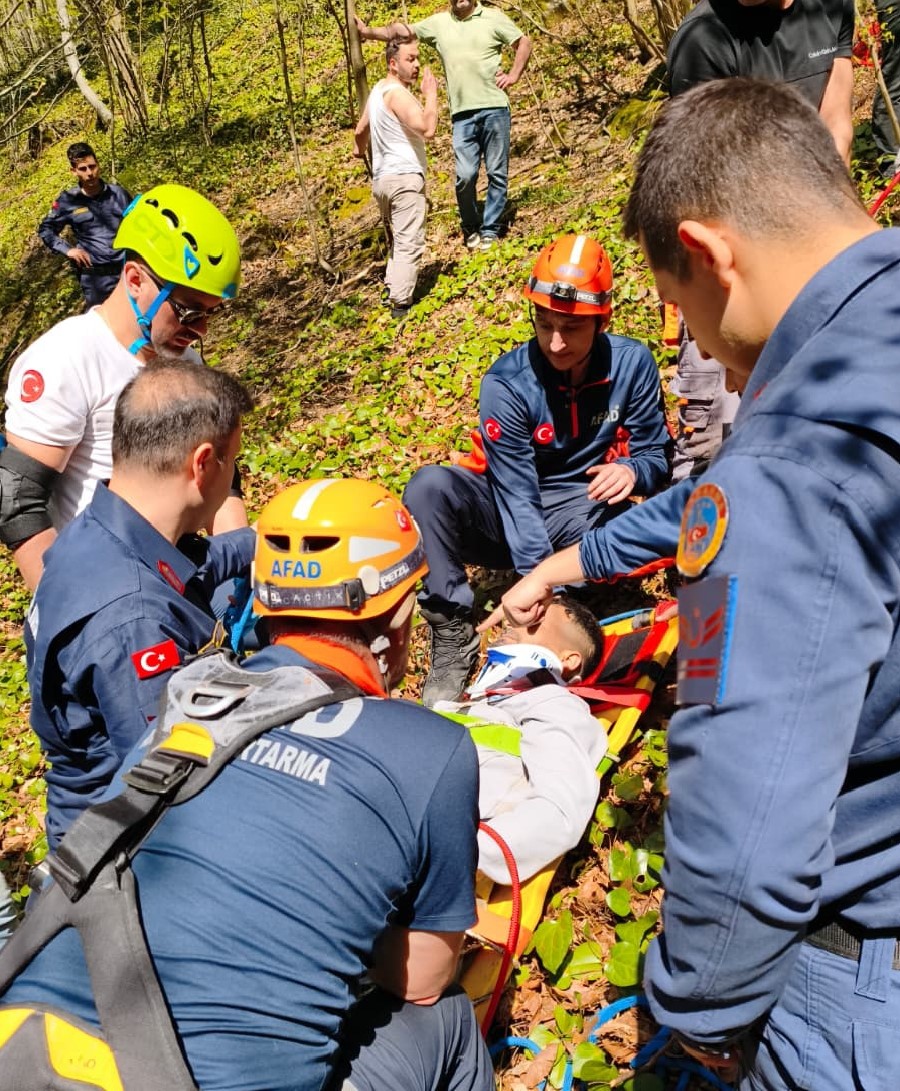 Samsun&rsquo;da kayalıklardan d&uuml;şen şahıs yaralandı
