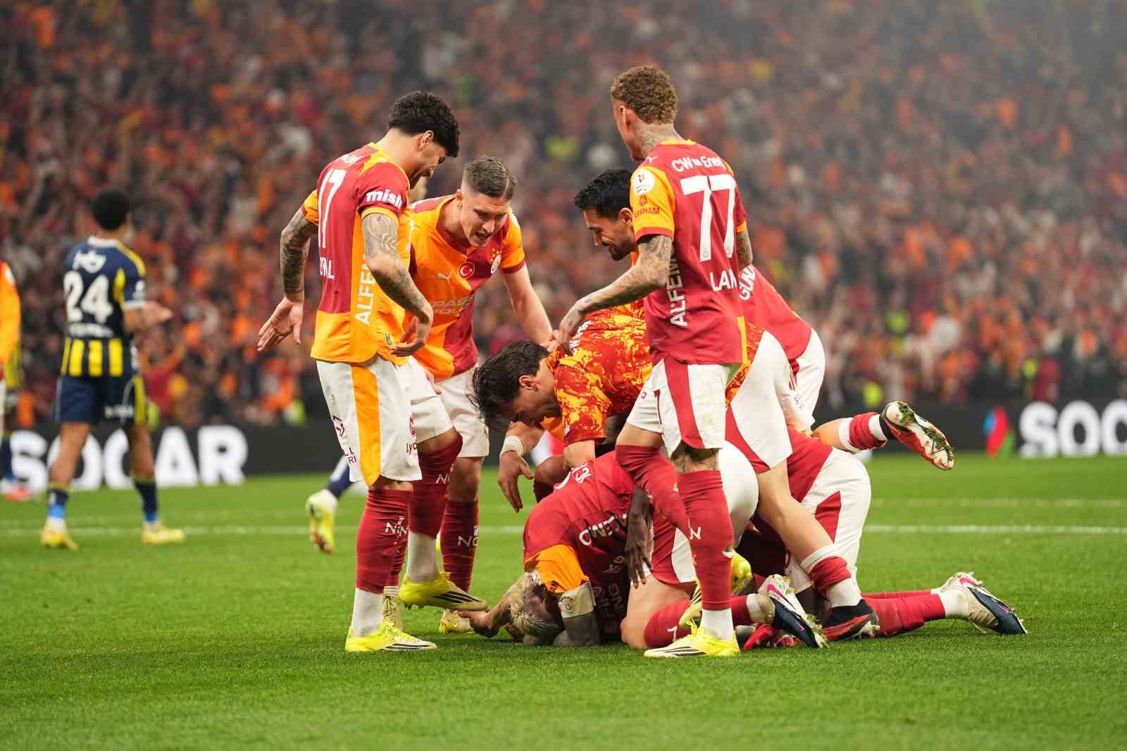 Galatasaray, Fenerbah&ccedil;e&rsquo;yi evinde 2 ma&ccedil; sonra mağlup etti
