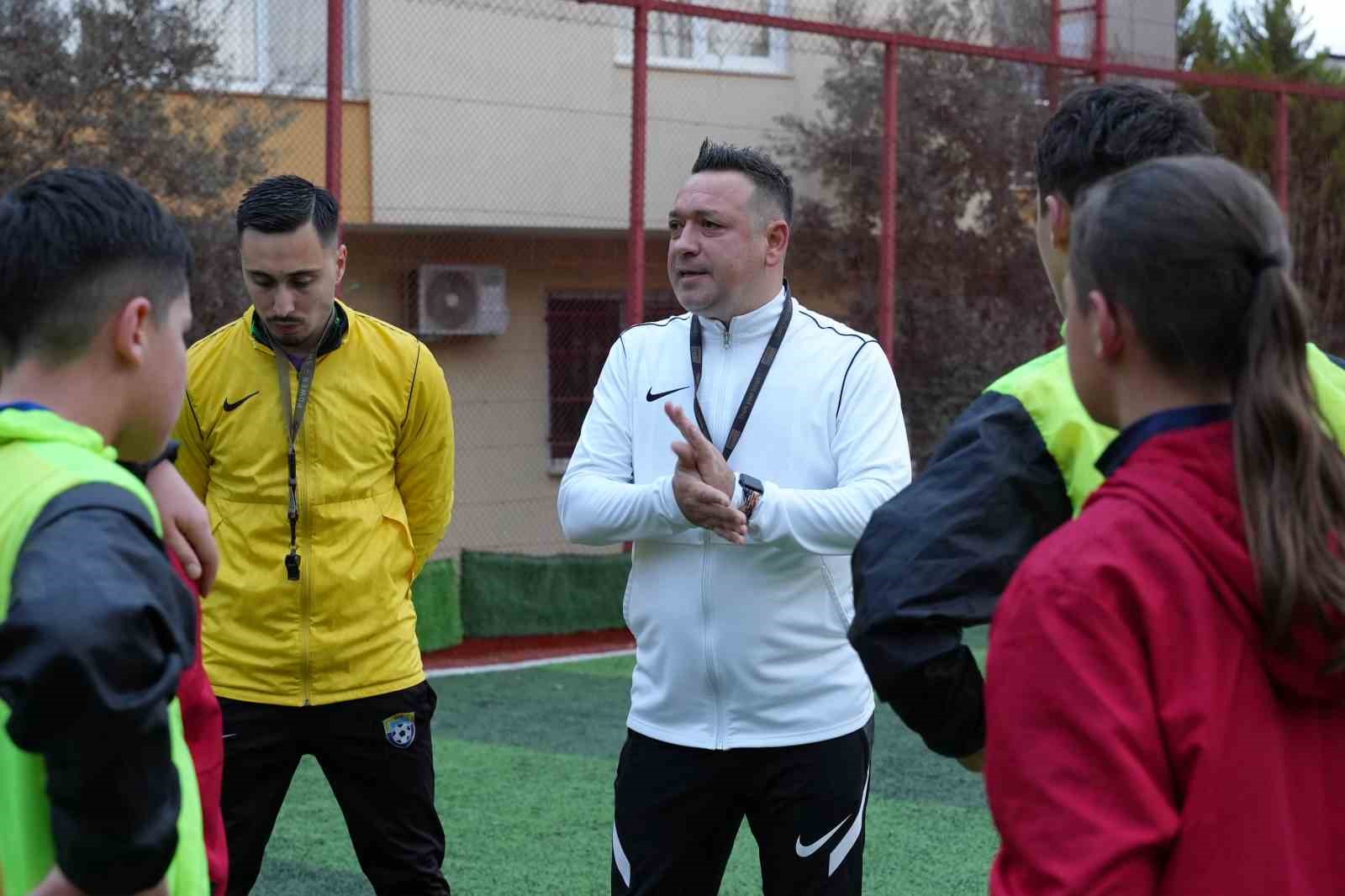 Sokaklardan sahalara uzanan başarı hikayesi: Memurluğu bırakıp hayalindeki kulübü kurdu
