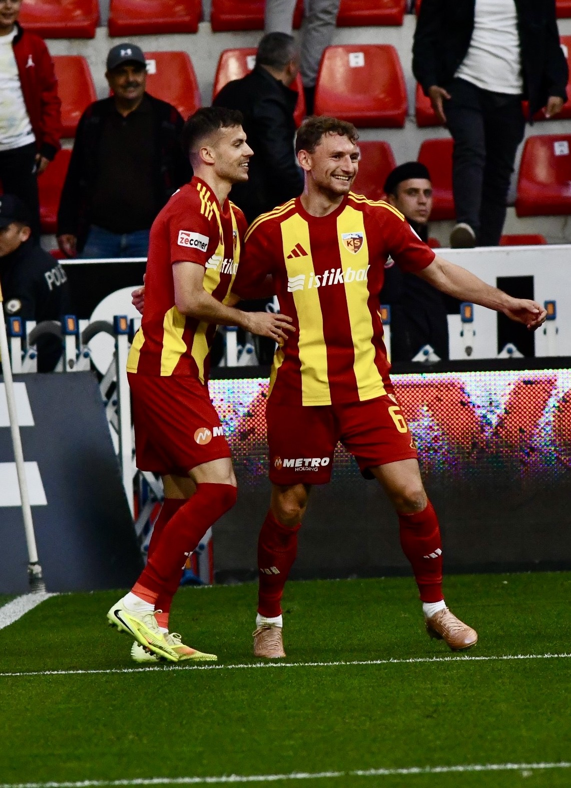 Benes 5. golünü attı