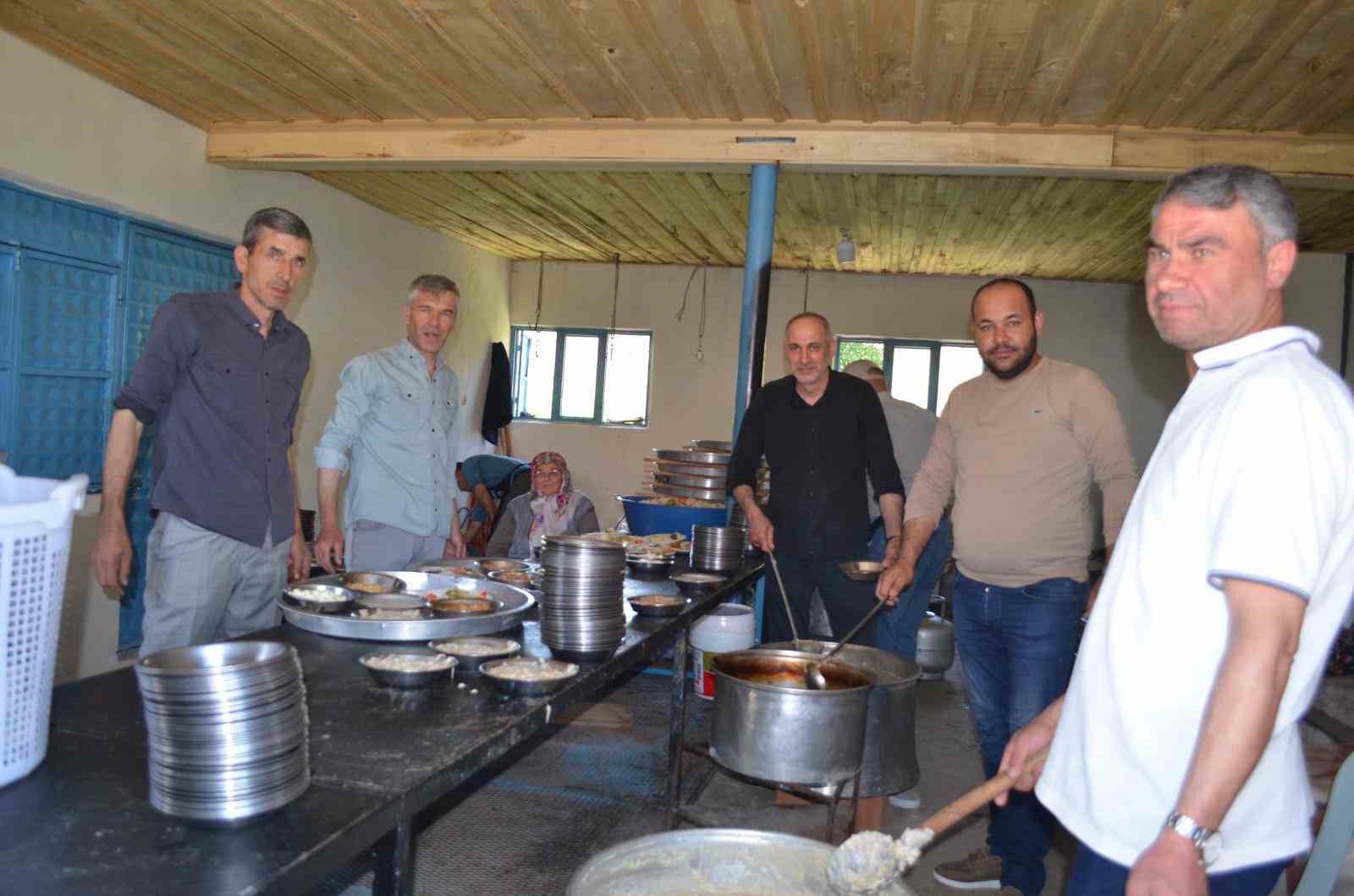 Gördes’te geleneksel köy hayrına yoğun katılım