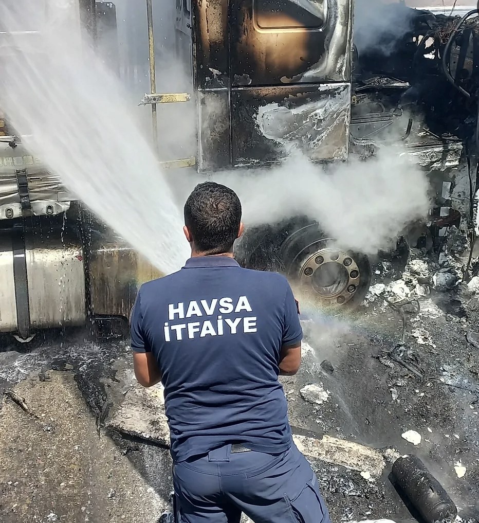 Edirne&rsquo;de kereste y&uuml;kl&uuml; tır yandı
