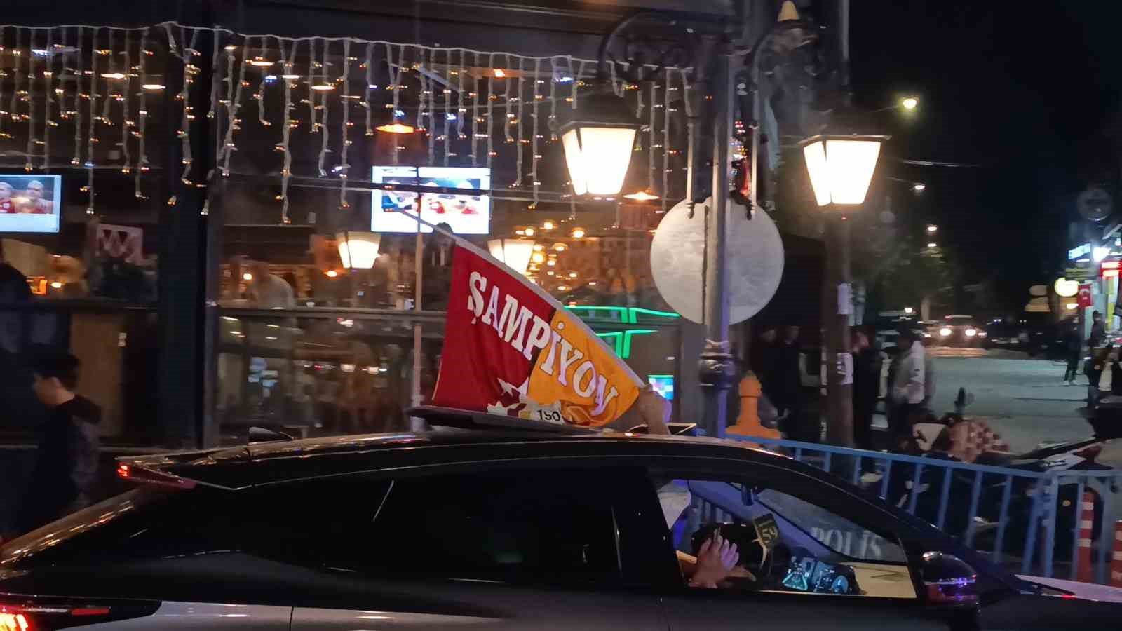 Dev derbide Galatasaray galip geldi, Tekirdağ&rsquo;da taraftarlar sokaklara d&ouml;k&uuml;ld&uuml;
