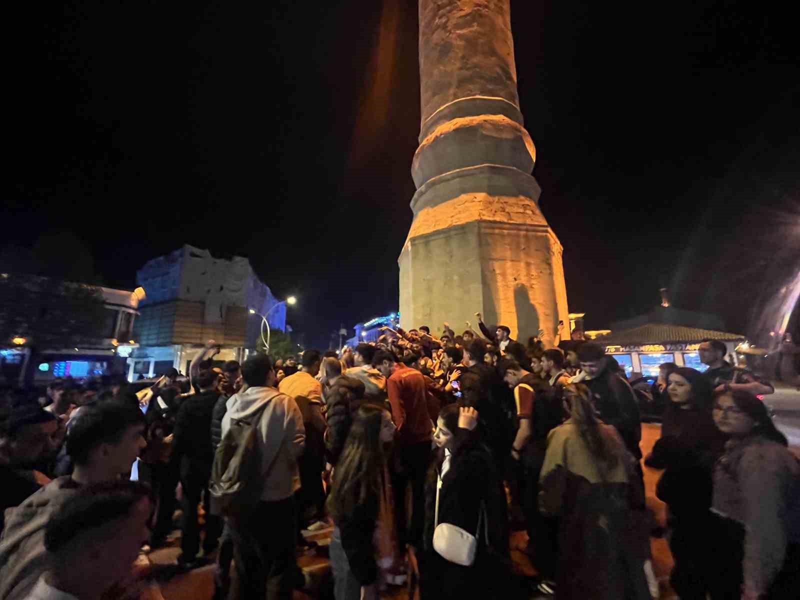 &Ccedil;orum&rsquo;da Galatasaray taraftarları derbi galibiyetini kutladı
