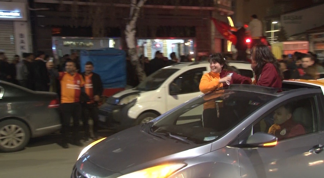 Kars&rsquo;ta derbi zaferi coşkusu: Sarı-kırmızılılar sokaklara akın etti
