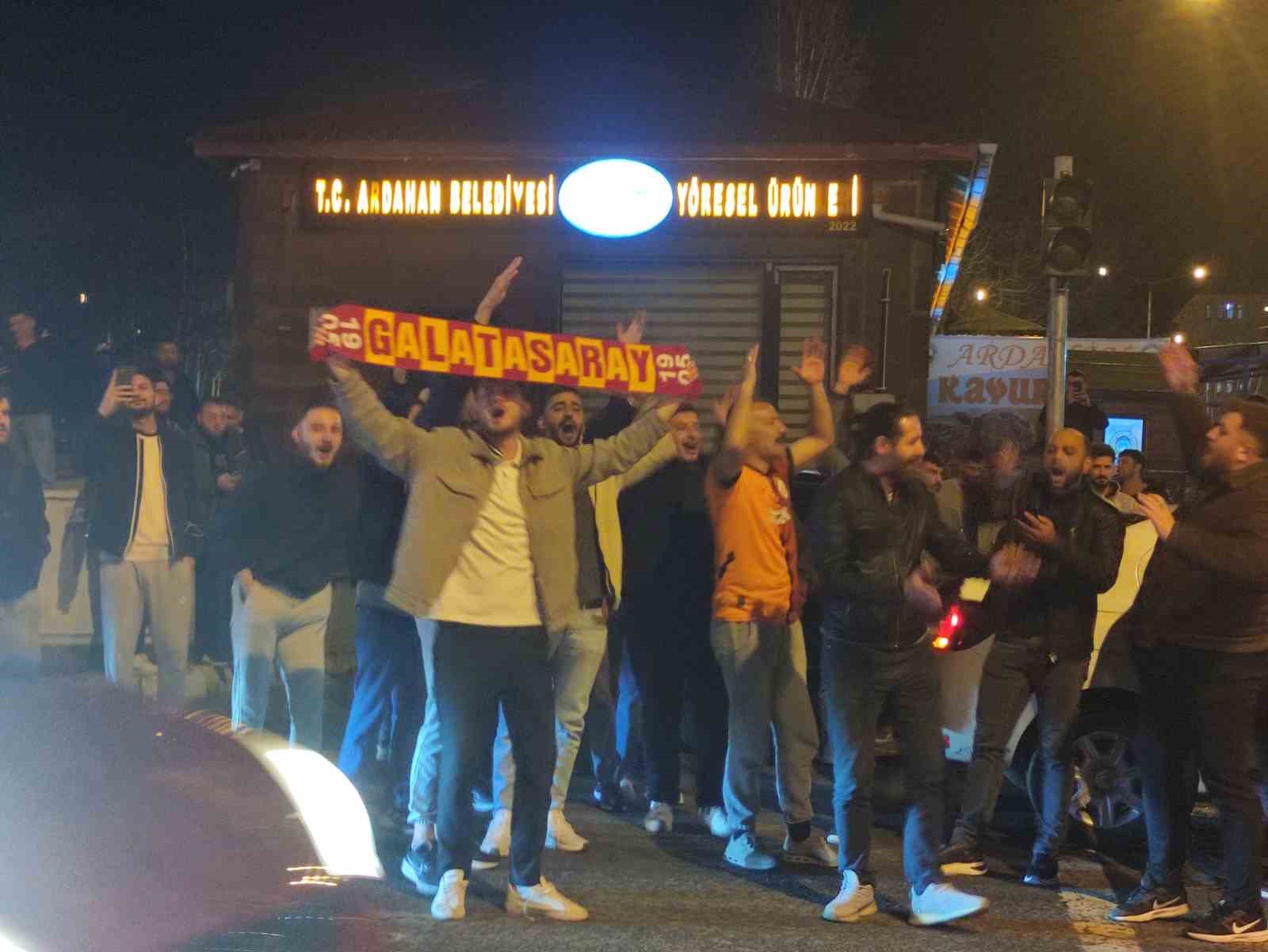 Galatasaray&rsquo;ın Fenerbah&ccedil;e galibiyeti sonrası Ardahan&rsquo;da b&uuml;y&uuml;k coşku
