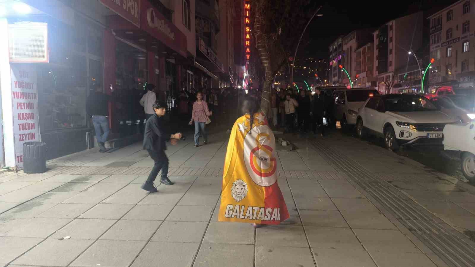 Galatasaray taraftarı Muş&rsquo;ta derbi galibiyetini kutladı
