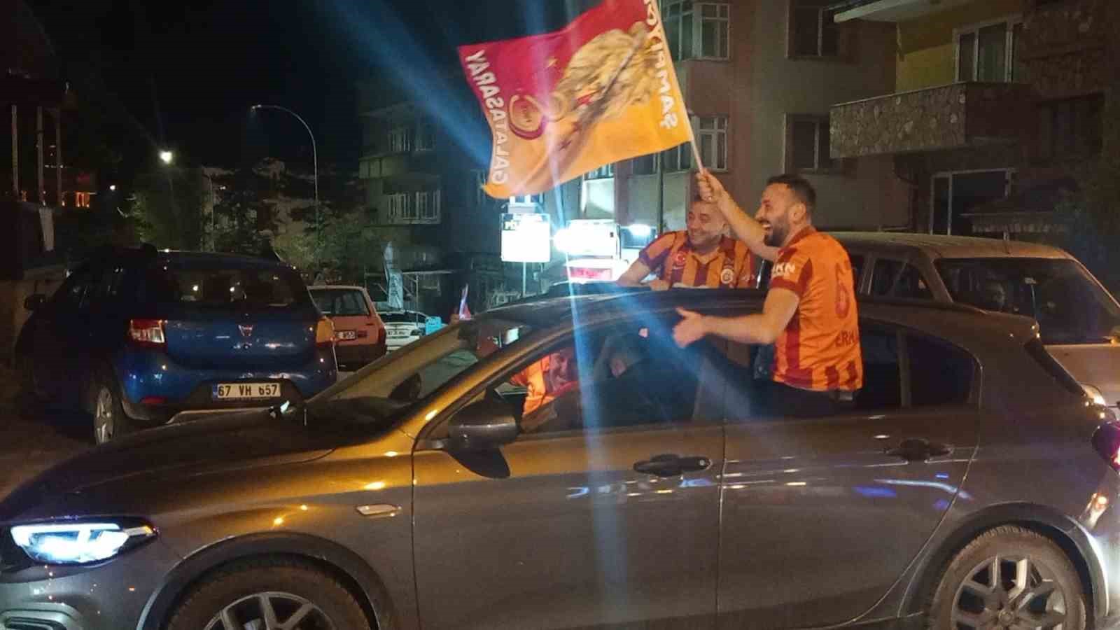 Zonguldak&rsquo;ta taraftarlar Galatasaray&rsquo;ın galibiyetini kutladı
