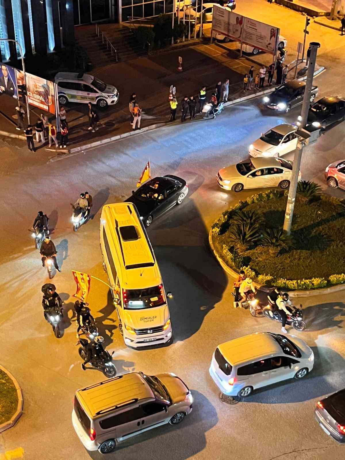 Osmaniye&rsquo;de Galatasaray&rsquo;ın derbi galibiyeti sonrası konvoy yapıldı
