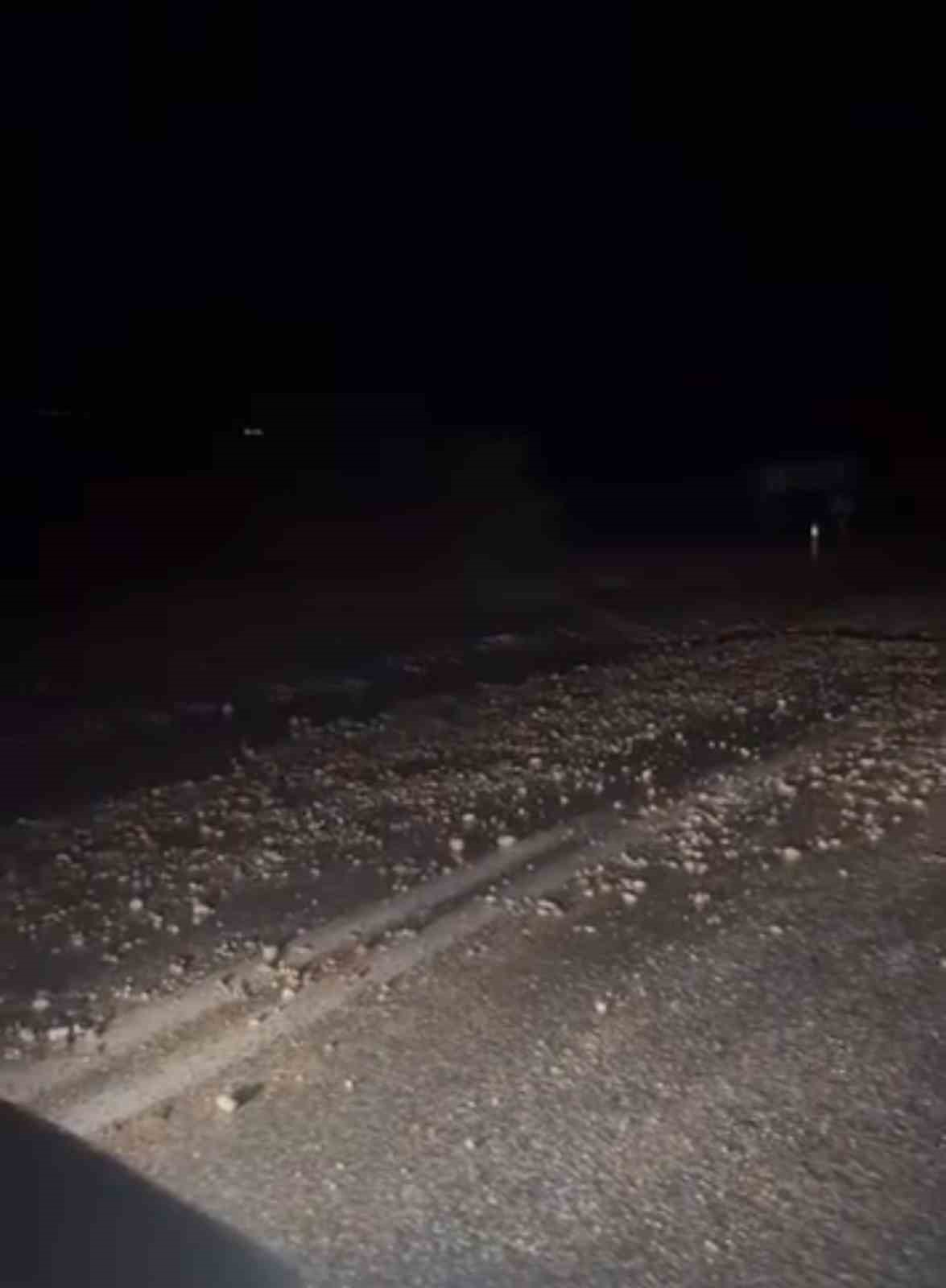 Karayoluna d&uuml;şen taşlar ulaşımda aksamalara neden oldu
