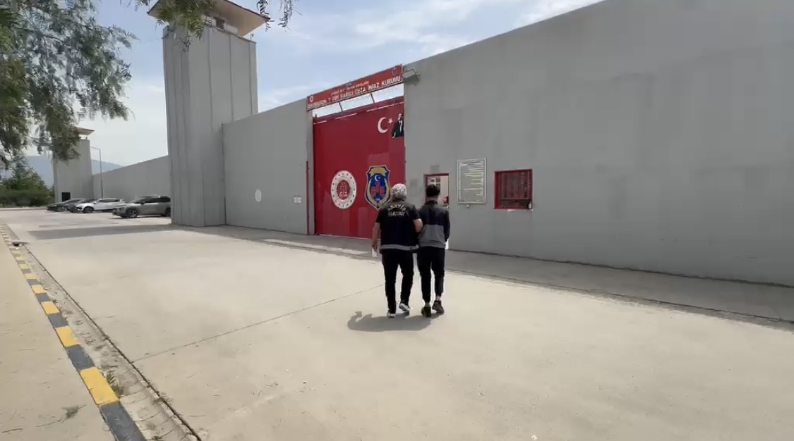 Erzin&rsquo;de 4 yıl 6 ay hapis cezasıyla aranan firari yakalandı
