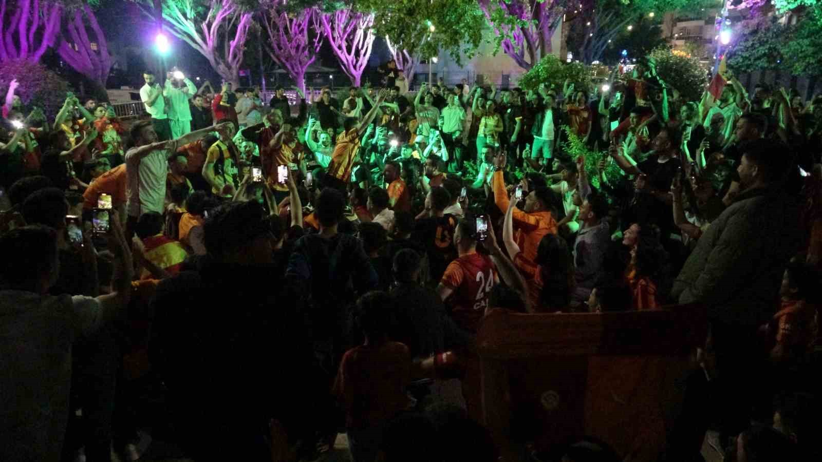 Antalya&rsquo;da derbi galibiyetini kutlayan bir taraftar bı&ccedil;akla yaralandı
