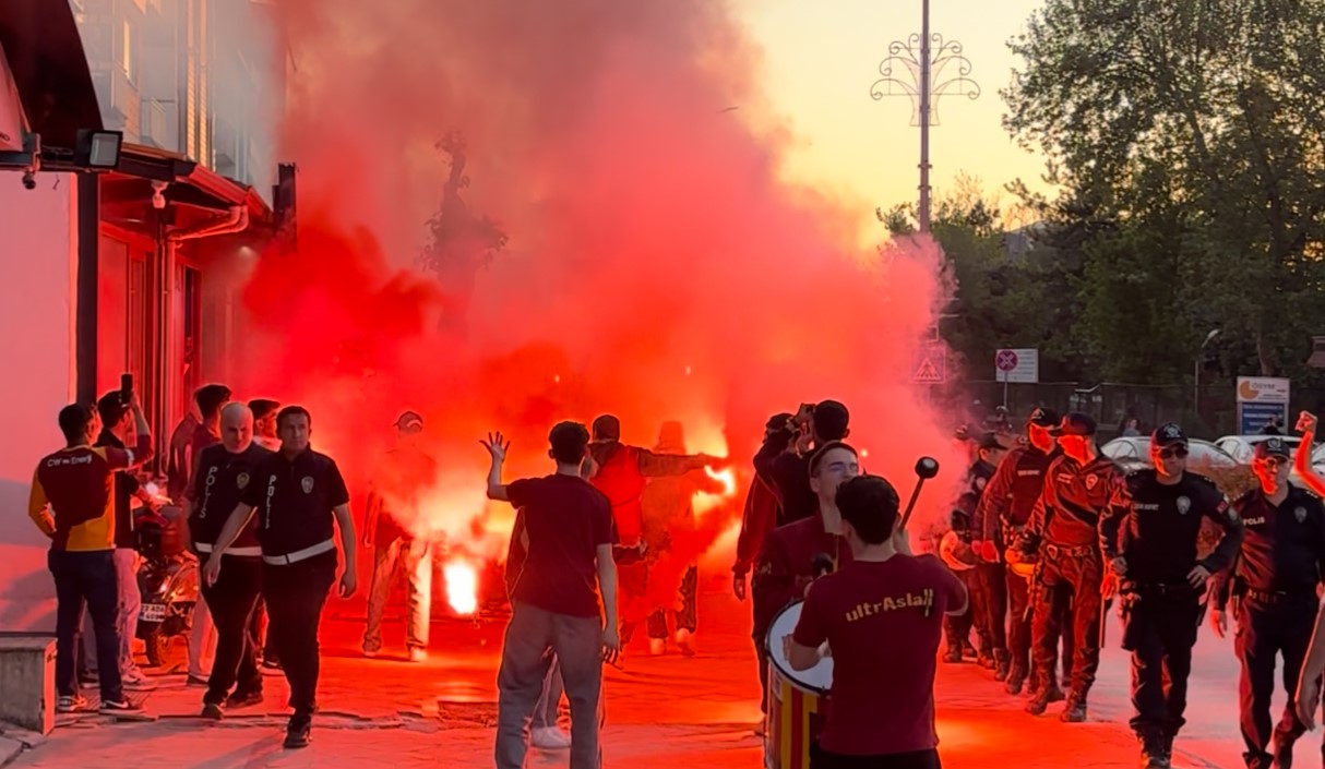 Edirne&rsquo;de Galatasaray&rsquo;ın galibiyeti coşkuyla kutlandı
